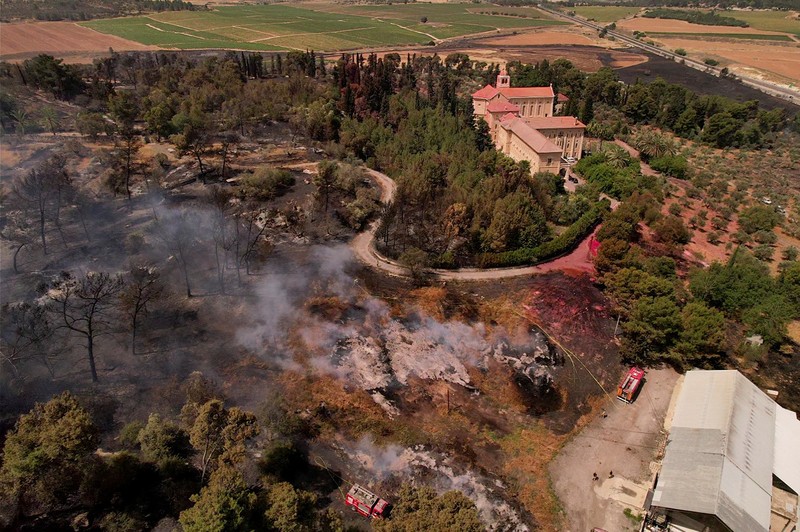 Seorang petugas pemadam kebakaran bekerja di dekat Latrun, sehari setelah kebakaran hutan terjadi akibat panas ekstrem dan angin, di Israel tengah, 1 Mei 2025. (REUTERS/Ammar Awad)