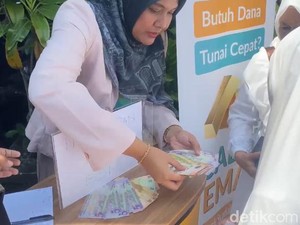 Musim Haji, Ramai-ramai Warga Tukar Uang Rupiah ke Riyal di Sukabumi