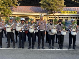 Anggota Polisi Kediri Dapat Kejutan Ultah Bibit Pohon