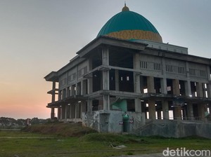 Shalat Duha Terakhir Suhandi Jelang Keberangkatan ke Tanah Suci