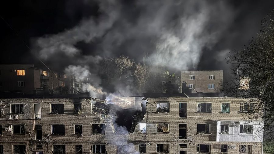 Militer Rusia melancarkan gelombang serangan rudal dan pesawat nirawak di Ukraina. (Zaporizhzhia Regional Military Civil Administration via Telegram/Handout via REUTERS)