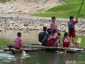 Video Miris, Siswa di Polman Lewati Sungai Pakai Rakit Reyot Demi Sekolah