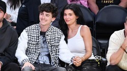 5 Gaya Couple Kylie Jenner dan Timothee Chalamet Kencan di Pertandingan Basket