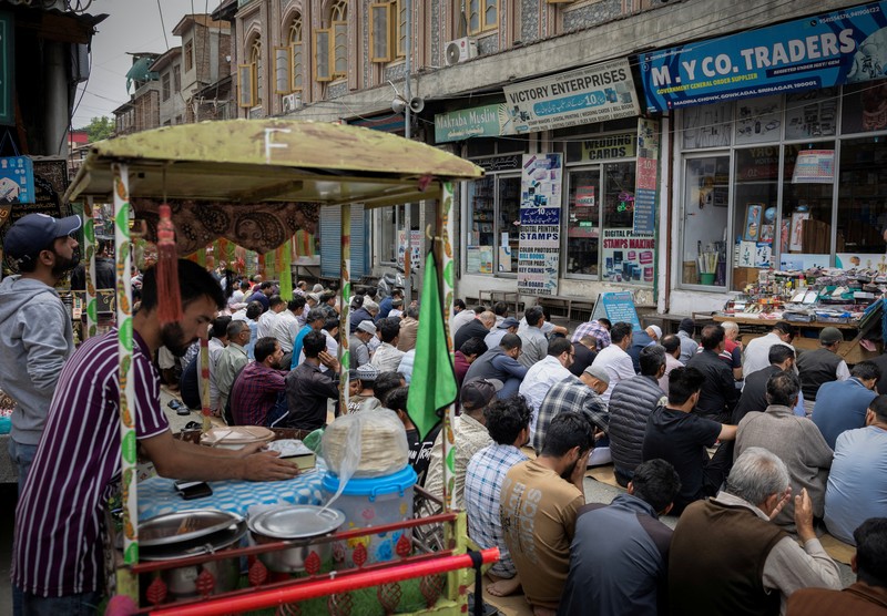 Umat Muslim Kashmir melaksanakan salat Jumat di jalan sementara petugas keamanan berjaga di Srinagar, 2 Mei 2025. Umat Muslim Kashmir melaksanakan salat Jumat di jalan sementara petugas keamanan berjaga di Srinagar, 2 Mei 2025. (REUTERS/Adnan Abidi)