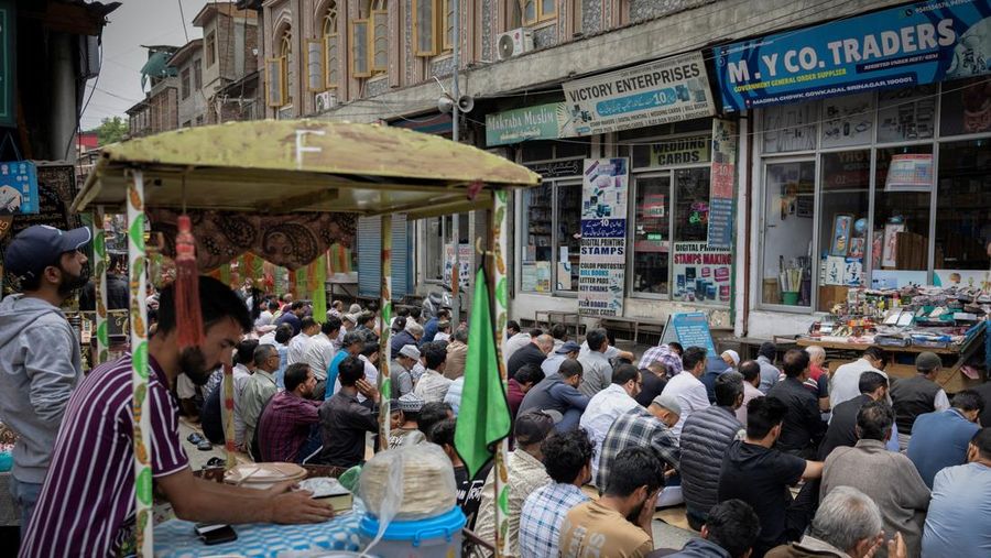 Umat Muslim Kashmir melaksanakan salat Jumat di jalan sementara petugas keamanan berjaga di Srinagar, 2 Mei 2025. Umat Muslim Kashmir melaksanakan salat Jumat di jalan sementara petugas keamanan berjaga di Srinagar, 2 Mei 2025. (REUTERS/Adnan Abidi)