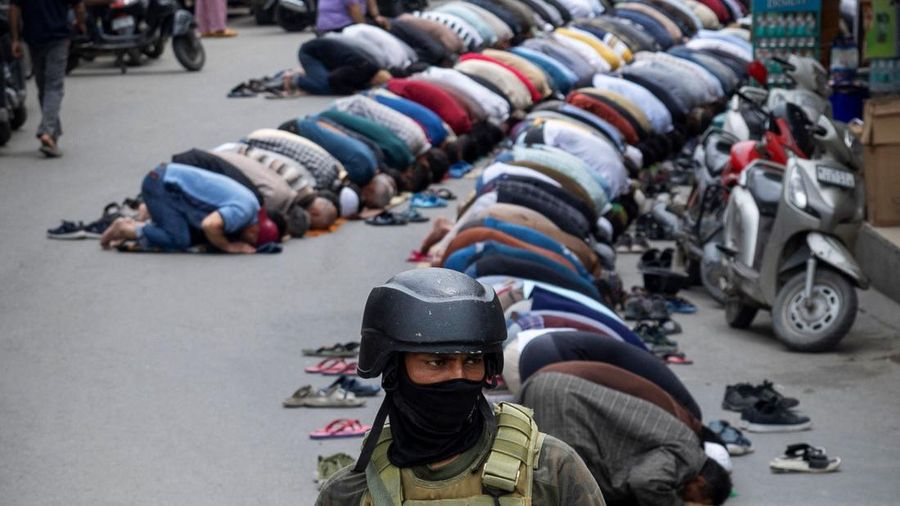 Umat Muslim Kashmir melaksanakan salat Jumat di jalan sementara petugas keamanan berjaga di Srinagar, 2 Mei 2025. Umat Muslim Kashmir melaksanakan salat Jumat di jalan sementara petugas keamanan berjaga di Srinagar, 2 Mei 2025. (REUTERS/Adnan Abidi)