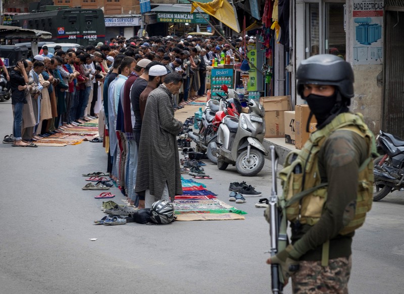 Umat Muslim Kashmir melaksanakan salat Jumat di jalan sementara petugas keamanan berjaga di Srinagar, 2 Mei 2025. Umat Muslim Kashmir melaksanakan salat Jumat di jalan sementara petugas keamanan berjaga di Srinagar, 2 Mei 2025. (REUTERS/Adnan Abidi)