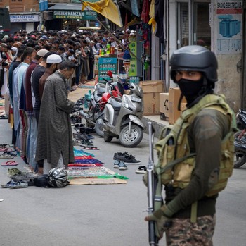 Waspada Perang Nuklir, Umat Muslim Kashmir Salat di Jalan-Dijaga Ketat
