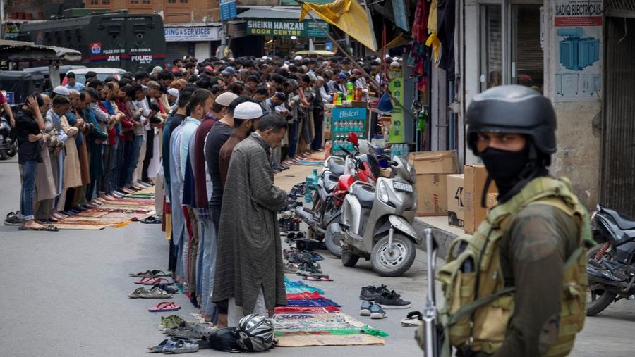 Umat Muslim Kashmir melaksanakan salat Jumat di jalan sementara petugas keamanan berjaga di Srinagar, 2 Mei 2025. Umat Muslim Kashmir melaksanakan salat Jumat di jalan sementara petugas keamanan berjaga di Srinagar, 2 Mei 2025. (REUTERS/Adnan Abidi)