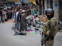 Waspada Perang Nuklir, Umat Muslim Kashmir Salat di Jalan-Dijaga Ketat