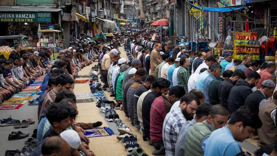 Umat Muslim Kashmir melaksanakan salat Jumat di jalan sementara petugas keamanan berjaga di Srinagar, 2 Mei 2025. Umat Muslim Kashmir melaksanakan salat Jumat di jalan sementara petugas keamanan berjaga di Srinagar, 2 Mei 2025. (REUTERS/Adnan Abidi)