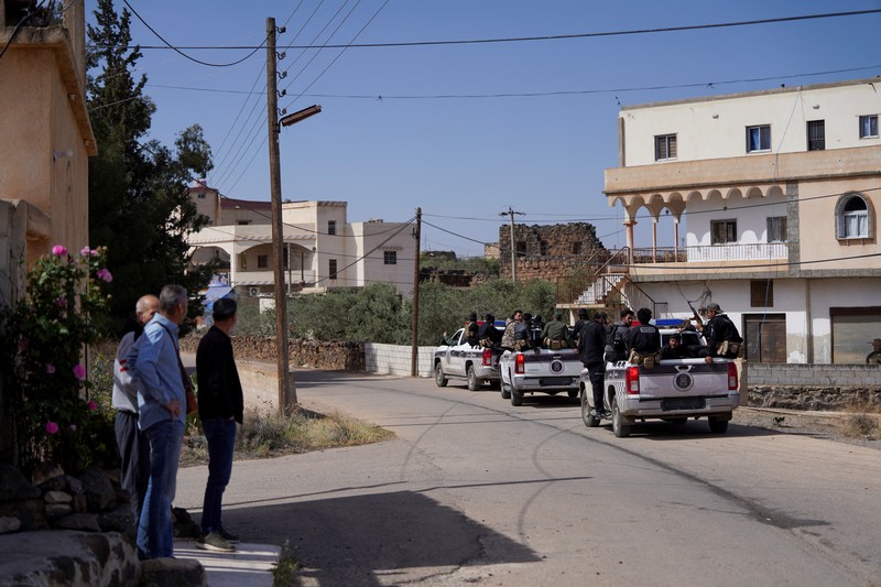 Anggota pasukan keamanan Suriah berpatroli setelah dikerahkan di desa Al-Soura al-Kubra, menyusul bentrokan antara militan Islam Sunni dan pejuang Druze, di provinsi Sweida, Suriah, 2 Mei 2025. (REUTERS/Karam Al-Masri) Anggota pasukan keamanan Suriah berpatroli setelah dikerahkan di desa Al-Soura al-Kubra, menyusul bentrokan antara militan Islam Sunni dan pejuang Druze, di provinsi Sweida, Suriah, 2 Mei 2025. (REUTERS/Karam Al-Masri)