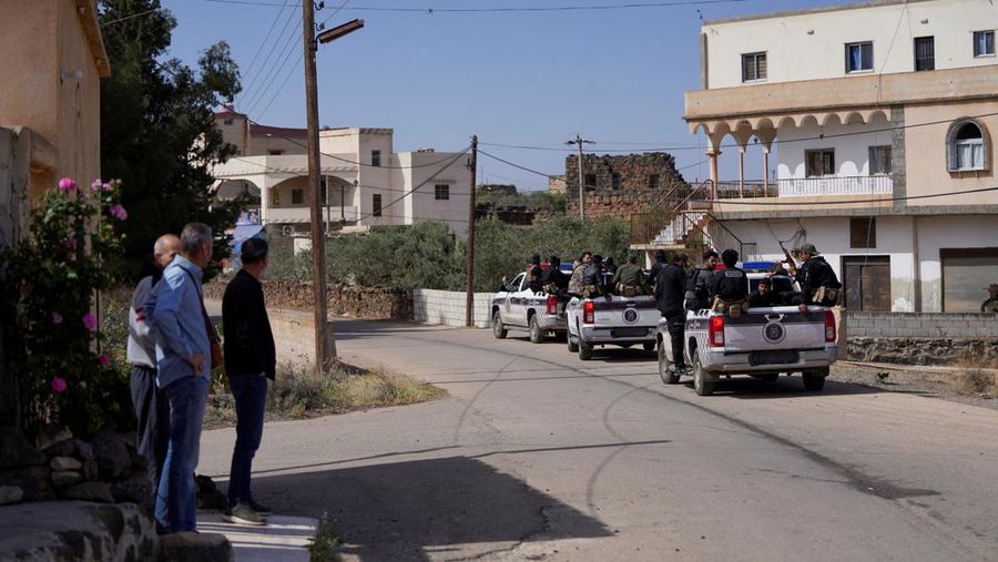 Anggota pasukan keamanan Suriah berpatroli setelah dikerahkan di desa Al-Soura al-Kubra, menyusul bentrokan antara militan Islam Sunni dan pejuang Druze, di provinsi Sweida, Suriah, 2 Mei 2025. (REUTERS/Karam Al-Masri) Anggota pasukan keamanan Suriah berpatroli setelah dikerahkan di desa Al-Soura al-Kubra, menyusul bentrokan antara militan Islam Sunni dan pejuang Druze, di provinsi Sweida, Suriah, 2 Mei 2025. (REUTERS/Karam Al-Masri)