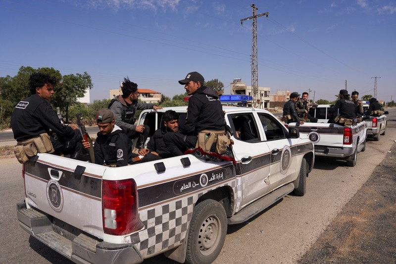Anggota pasukan keamanan Suriah berpatroli setelah dikerahkan di desa Al-Soura al-Kubra, menyusul bentrokan antara militan Islam Sunni dan pejuang Druze, di provinsi Sweida, Suriah, 2 Mei 2025. (REUTERS/Karam Al-Masri) Anggota pasukan keamanan Suriah berpatroli setelah dikerahkan di desa Al-Soura al-Kubra, menyusul bentrokan antara militan Islam Sunni dan pejuang Druze, di provinsi Sweida, Suriah, 2 Mei 2025. (REUTERS/Karam Al-Masri)