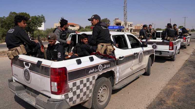Anggota pasukan keamanan Suriah berpatroli setelah dikerahkan di desa Al-Soura al-Kubra, menyusul bentrokan antara militan Islam Sunni dan pejuang Druze, di provinsi Sweida, Suriah, 2 Mei 2025. (REUTERS/Karam Al-Masri)