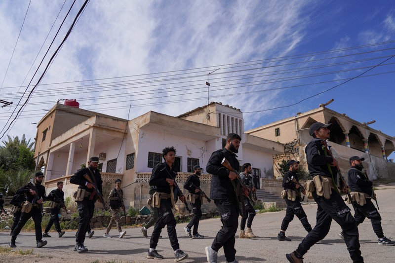 Anggota pasukan keamanan Suriah berpatroli setelah dikerahkan di desa Al-Soura al-Kubra, menyusul bentrokan antara militan Islam Sunni dan pejuang Druze, di provinsi Sweida, Suriah, 2 Mei 2025. (REUTERS/Karam Al-Masri) Anggota pasukan keamanan Suriah berpatroli setelah dikerahkan di desa Al-Soura al-Kubra, menyusul bentrokan antara militan Islam Sunni dan pejuang Druze, di provinsi Sweida, Suriah, 2 Mei 2025. (REUTERS/Karam Al-Masri)
