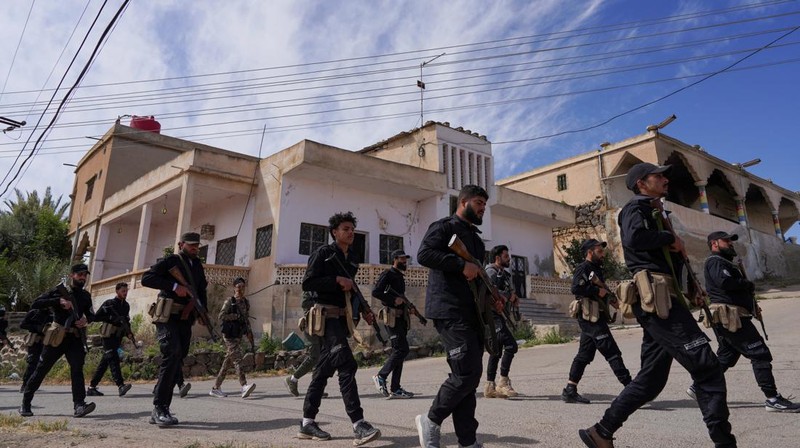 Anggota pasukan keamanan Suriah berpatroli setelah dikerahkan di desa Al-Soura al-Kubra, menyusul bentrokan antara militan Islam Sunni dan pejuang Druze, di provinsi Sweida, Suriah, 2 Mei 2025. (REUTERS/Karam Al-Masri)