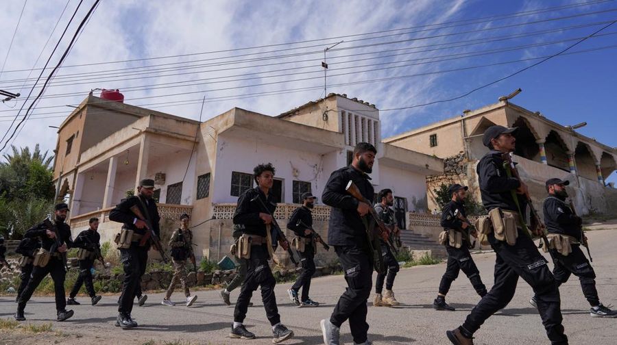 Anggota pasukan keamanan Suriah berpatroli setelah dikerahkan di desa Al-Soura al-Kubra, menyusul bentrokan antara militan Islam Sunni dan pejuang Druze, di provinsi Sweida, Suriah, 2 Mei 2025. (REUTERS/Karam Al-Masri) Anggota pasukan keamanan Suriah berpatroli setelah dikerahkan di desa Al-Soura al-Kubra, menyusul bentrokan antara militan Islam Sunni dan pejuang Druze, di provinsi Sweida, Suriah, 2 Mei 2025. (REUTERS/Karam Al-Masri)