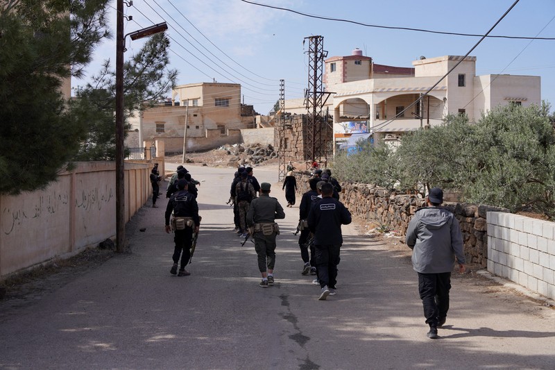 Anggota pasukan keamanan Suriah berpatroli setelah dikerahkan di desa Al-Soura al-Kubra, menyusul bentrokan antara militan Islam Sunni dan pejuang Druze, di provinsi Sweida, Suriah, 2 Mei 2025. (REUTERS/Karam Al-Masri) Anggota pasukan keamanan Suriah berpatroli setelah dikerahkan di desa Al-Soura al-Kubra, menyusul bentrokan antara militan Islam Sunni dan pejuang Druze, di provinsi Sweida, Suriah, 2 Mei 2025. (REUTERS/Karam Al-Masri)