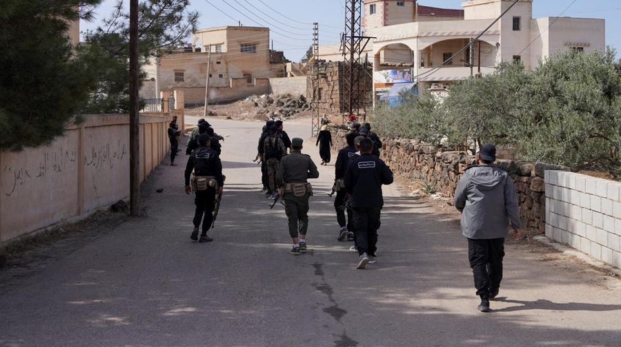 Anggota pasukan keamanan Suriah berpatroli setelah dikerahkan di desa Al-Soura al-Kubra, menyusul bentrokan antara militan Islam Sunni dan pejuang Druze, di provinsi Sweida, Suriah, 2 Mei 2025. (REUTERS/Karam Al-Masri) Anggota pasukan keamanan Suriah berpatroli setelah dikerahkan di desa Al-Soura al-Kubra, menyusul bentrokan antara militan Islam Sunni dan pejuang Druze, di provinsi Sweida, Suriah, 2 Mei 2025. (REUTERS/Karam Al-Masri)