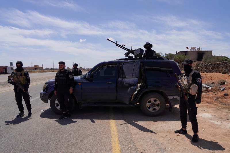 Anggota pasukan keamanan Suriah berpatroli setelah dikerahkan di desa Al-Soura al-Kubra, menyusul bentrokan antara militan Islam Sunni dan pejuang Druze, di provinsi Sweida, Suriah, 2 Mei 2025. (REUTERS/Karam Al-Masri)