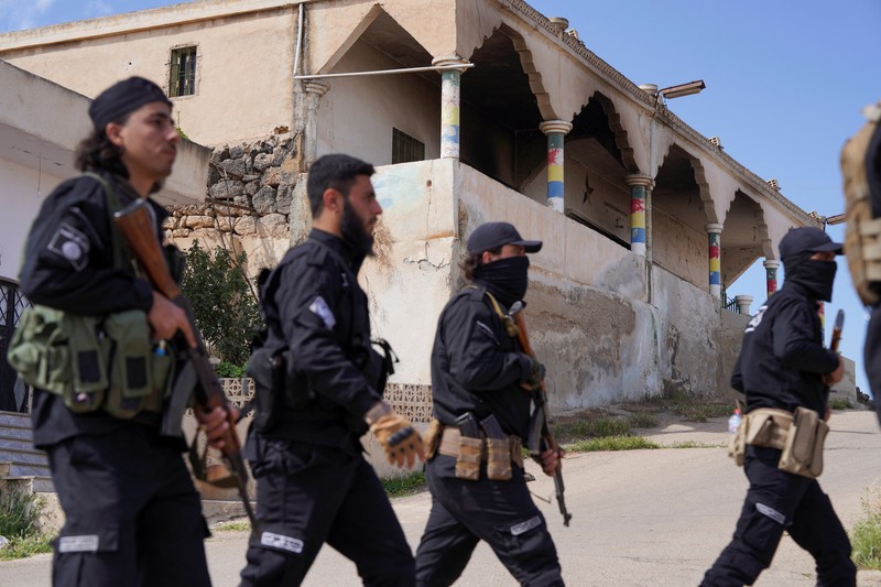 Anggota pasukan keamanan Suriah berpatroli setelah dikerahkan di desa Al-Soura al-Kubra, menyusul bentrokan antara militan Islam Sunni dan pejuang Druze, di provinsi Sweida, Suriah, 2 Mei 2025. (REUTERS/Karam Al-Masri) Anggota pasukan keamanan Suriah berpatroli setelah dikerahkan di desa Al-Soura al-Kubra, menyusul bentrokan antara militan Islam Sunni dan pejuang Druze, di provinsi Sweida, Suriah, 2 Mei 2025. (REUTERS/Karam Al-Masri)