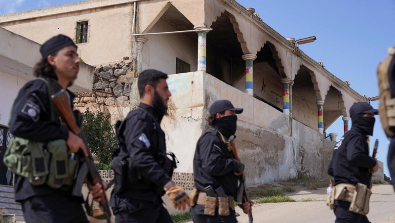 Anggota pasukan keamanan Suriah berpatroli setelah dikerahkan di desa Al-Soura al-Kubra, menyusul bentrokan antara militan Islam Sunni dan pejuang Druze, di provinsi Sweida, Suriah, 2 Mei 2025. (REUTERS/Karam Al-Masri)