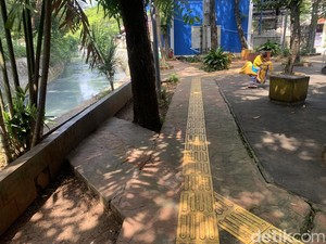 Guiding Block Arah ke Sungai di Benhil Dibongkar, Warga Minta Pagar Ditambah