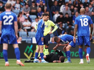Momen Jamie Vardy Bantu Tiup Pluit Wasit yang Kesakitan