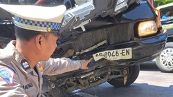 Cayla Tersenggol Trailer Lalu Adu Banteng dengan Pikap di Sidoarjo