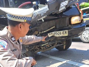 Cayla Tersenggol Trailer Lalu Adu Banteng dengan Pikap di Sidoarjo