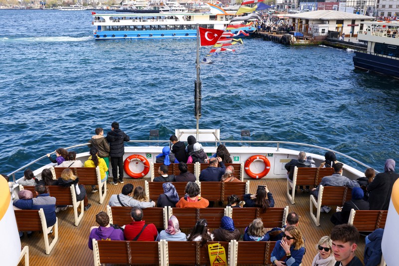 Orang-orang memberi makan burung camar saat mereka berlayar melalui Bosphorus dengan feri di Istanbul, Turki, 23 April 2025. (REUTERS/Umit Bektas) Orang-orang memberi makan burung camar saat mereka berlayar melalui Bosphorus dengan feri di Istanbul, Turki, 23 April 2025. (REUTERS/Umit Bektas)