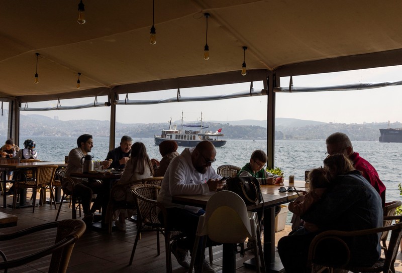 Orang-orang memberi makan burung camar saat mereka berlayar melalui Bosphorus dengan feri di Istanbul, Turki, 23 April 2025. (REUTERS/Umit Bektas) Orang-orang memberi makan burung camar saat mereka berlayar melalui Bosphorus dengan feri di Istanbul, Turki, 23 April 2025. (REUTERS/Umit Bektas)