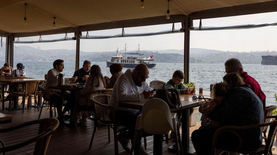Orang-orang memberi makan burung camar saat mereka berlayar melalui Bosphorus dengan feri di Istanbul, Turki, 23 April 2025. (REUTERS/Umit Bektas) Orang-orang memberi makan burung camar saat mereka berlayar melalui Bosphorus dengan feri di Istanbul, Turki, 23 April 2025. (REUTERS/Umit Bektas)