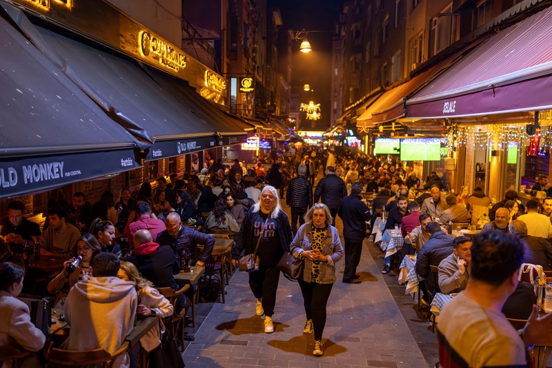 Orang-orang memberi makan burung camar saat mereka berlayar melalui Bosphorus dengan feri di Istanbul, Turki, 23 April 2025. (REUTERS/Umit Bektas)