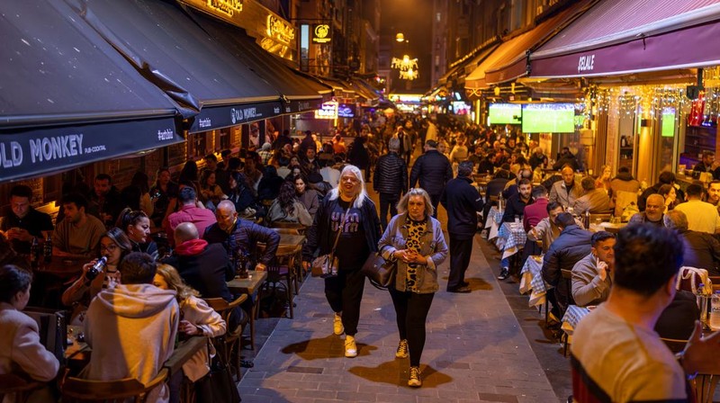 Orang-orang memberi makan burung camar pada waktu mereka berlayar melalui Bosphorus dengan feri ke Istanbul, Turki, 23 April 2025. (REUTERS/Umit Bektas)
