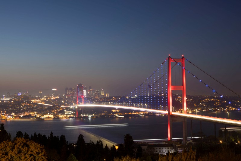 Orang-orang memberi makan burung camar saat mereka berlayar melalui Bosphorus dengan feri di Istanbul, Turki, 23 April 2025. (REUTERS/Umit Bektas) Orang-orang memberi makan burung camar saat mereka berlayar melalui Bosphorus dengan feri di Istanbul, Turki, 23 April 2025. (REUTERS/Umit Bektas)