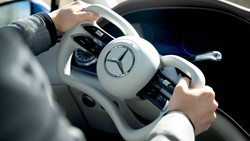 Mercedes-Benz Kenalkan Setir Modern, Desainnya Susah Buat Parkir Gak Sih?