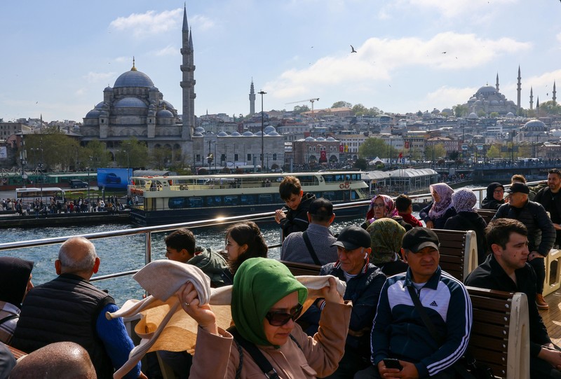 Orang-orang memberi makan burung camar saat mereka berlayar melalui Bosphorus dengan feri di Istanbul, Turki, 23 April 2025. (REUTERS/Umit Bektas) Orang-orang memberi makan burung camar saat mereka berlayar melalui Bosphorus dengan feri di Istanbul, Turki, 23 April 2025. (REUTERS/Umit Bektas)