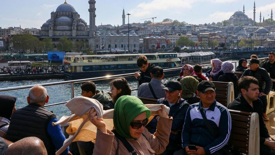 Orang-orang memberi makan burung camar saat mereka berlayar melalui Bosphorus dengan feri di Istanbul, Turki, 23 April 2025. (REUTERS/Umit Bektas) Orang-orang memberi makan burung camar saat mereka berlayar melalui Bosphorus dengan feri di Istanbul, Turki, 23 April 2025. (REUTERS/Umit Bektas)