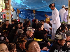 Khusyuknya Umat Hindu Suku Tengger Rayakan Hari Raya Kuningan