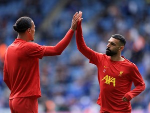 Carragher Nilai Alisson, Salah, Van Dijk Tak Mampu Lagi Gendong Liverpool