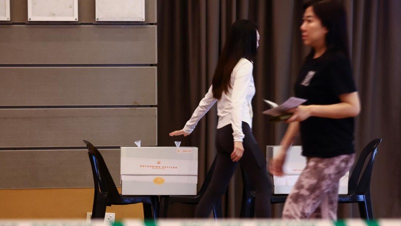 Warga memberikan suaranya di tempat pemungutan suara selama pemilihan umum di Singapura, Sabtu (3/5/2025). (REUTERS/Edgar Su)