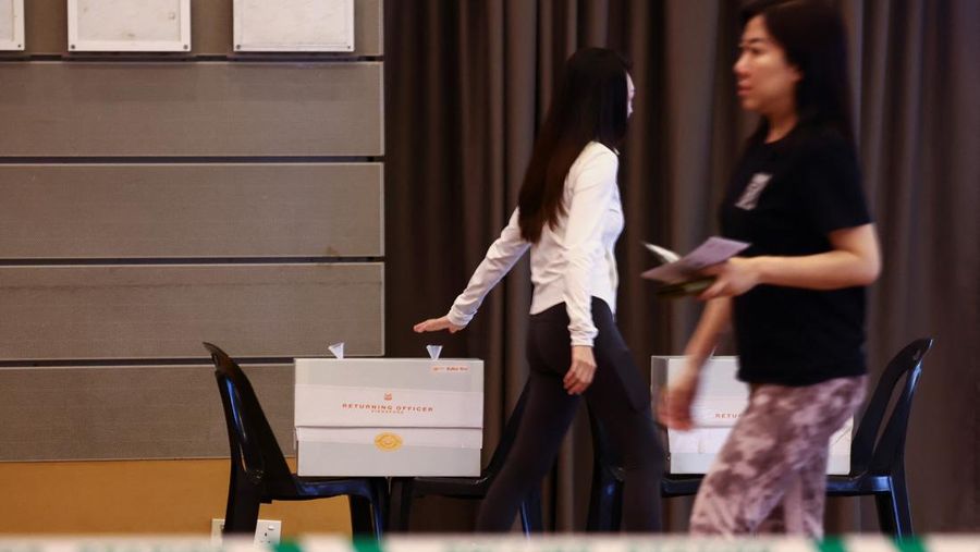 Warga memberikan suaranya di tempat pemungutan suara selama pemilihan umum di Singapura, Sabtu (3/5/2025). (REUTERS/Edgar Su) Warga memberikan suaranya di tempat pemungutan suara selama pemilihan umum di Singapura, Sabtu (3/5/2025). (REUTERS/Edgar Su)