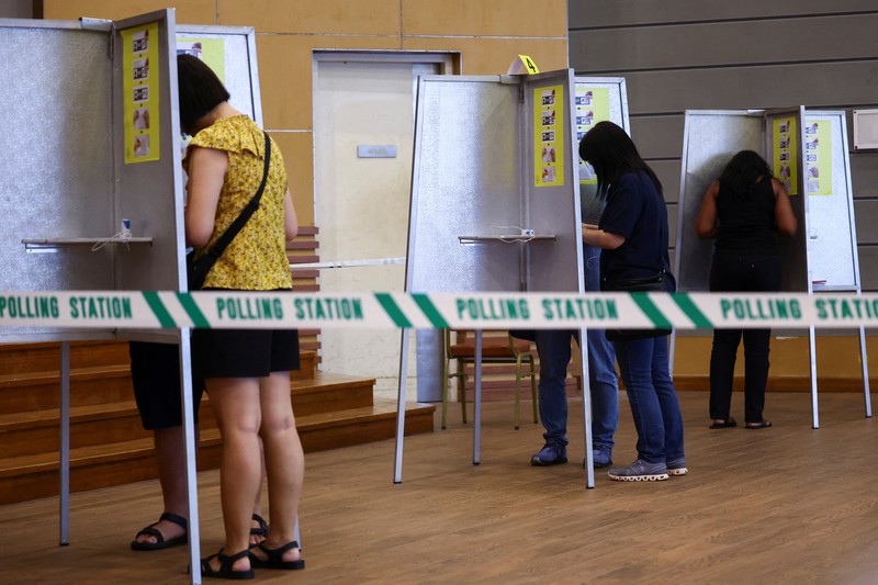 Warga memberikan suaranya di tempat pemungutan suara selama pemilihan umum di Singapura, Sabtu (3/5/2025). (REUTERS/Edgar Su) Warga memberikan suaranya di tempat pemungutan suara selama pemilihan umum di Singapura, Sabtu (3/5/2025). (REUTERS/Edgar Su)