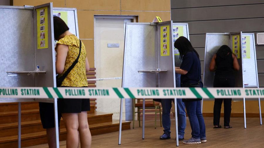Warga memberikan suaranya di tempat pemungutan suara selama pemilihan umum di Singapura, Sabtu (3/5/2025). (REUTERS/Edgar Su) Warga memberikan suaranya di tempat pemungutan suara selama pemilihan umum di Singapura, Sabtu (3/5/2025). (REUTERS/Edgar Su)