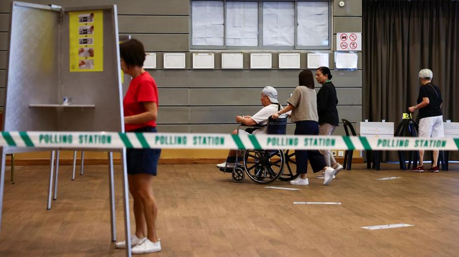 Warga memberikan suaranya di tempat pemungutan suara selama pemilihan umum di Singapura, Sabtu (3/5/2025). (REUTERS/Edgar Su) Warga memberikan suaranya di tempat pemungutan suara selama pemilihan umum di Singapura, Sabtu (3/5/2025). (REUTERS/Edgar Su)