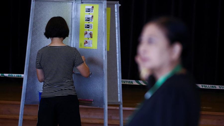 Warga memberikan suaranya di tempat pemungutan suara selama pemilihan umum di Singapura, Sabtu (3/5/2025). (REUTERS/Edgar Su) Warga memberikan suaranya di tempat pemungutan suara selama pemilihan umum di Singapura, Sabtu (3/5/2025). (REUTERS/Edgar Su)
