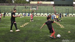 Serunya Coaching Clinic Bareng Legenda Timnas Indonesia di Bandung
