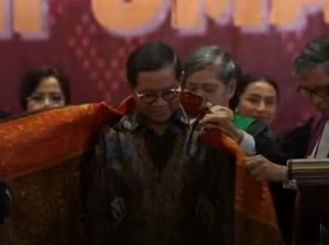 Video Pramono Diberi Ulos oleh HKI: Ini Kehormatan Bagi Saya